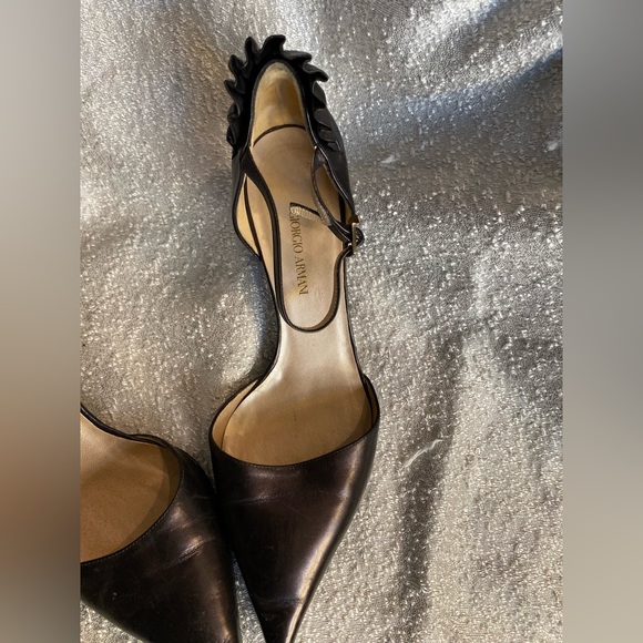 Giorgio Armani Leather Scalloped Accent 2" pumps w/logo charm size 40 - Picture 16 of 16